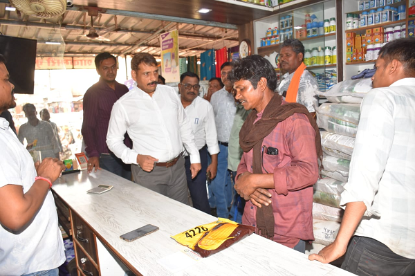 कलेक्टर ने खाद बीज दुकानों में दी दबिश, खाद लेने पहुंचे किसानों से सीधे लिया फीडबैक