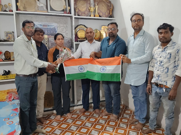 पर्वतारोही सुश्री अमिता श्रीवास को मेडिकल टीम लोरमी ने शुभकामनाएं दी