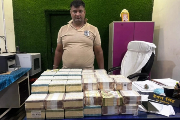 टेंगनमाड़ा स्टेशन के पास सूटकेस में मिला 17 लाख कैश, युवक हिरासत में