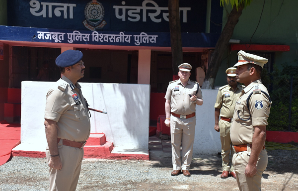 पुलिस महानिरीक्षक का थाना पंडरिया में आकस्मिक निरीक्षण, बेहतर पुलिसिंग, अनुशासन एवं जनसंपर्क सुदृढ़ करने दिए महत्वपूर्ण निर्देश।