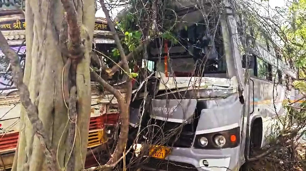 NH-30 पर ट्रक से टकराई बस, कई यात्री घायल