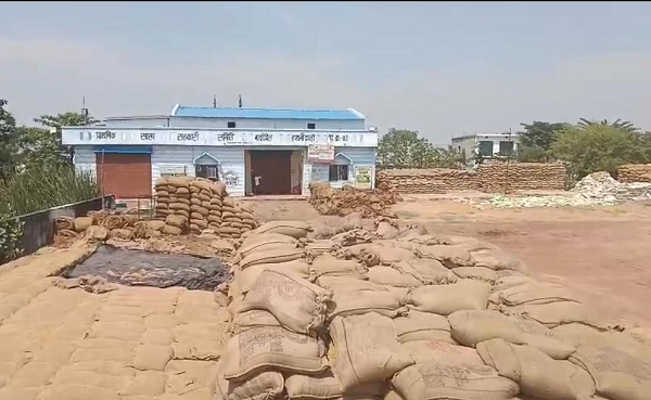 प्रशासन की बड़ी कार्रवाई:हथनीकला केंद्र 2.54 करोड़ से अधिक की धान की गड़बड़ी