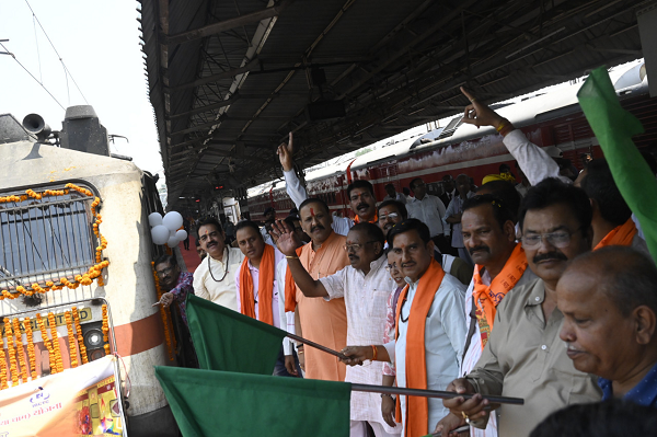 श्री रामलला दर्शन के लिए श्रद्धालु अयोध्या धाम के लिए रवाना