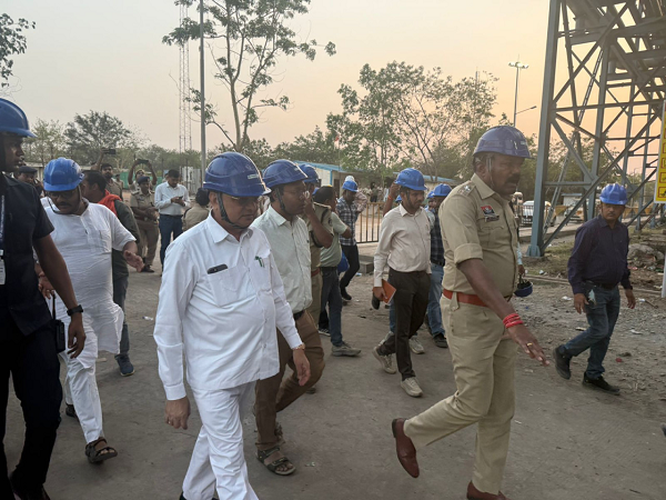 उद्योग एवं सार्वजनिक उपक्रम मंत्री श्री लखनलाल देवांगन ने किया वेदांता पावर प्लांट के घटनास्थल का निरीक्षण