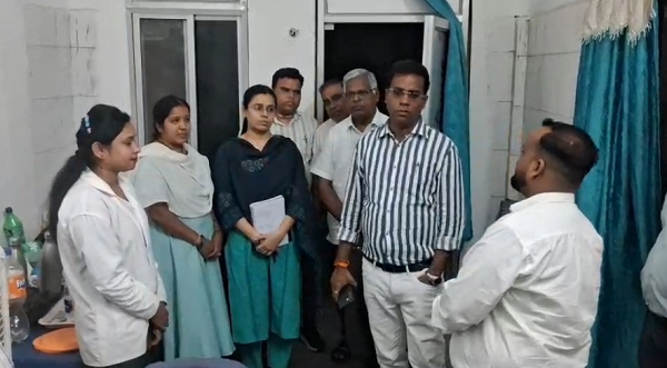 डीएम ने किया प्राथमिक स्वास्थ्य केंद्र का निरीक्षण, मरीजों से ली सुविधाओं की जानकारी