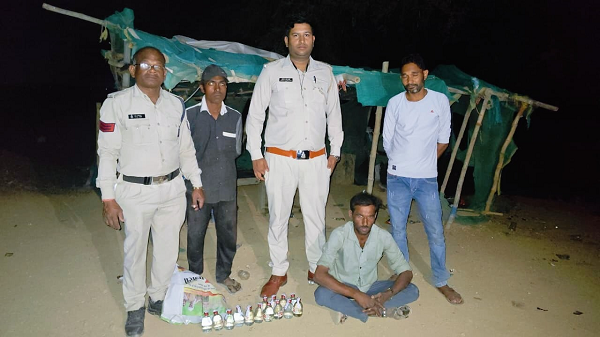 अवैध रूप से धन अर्जित करने की लालसा रखने वाले 2 आरोपी गिरफ्तार