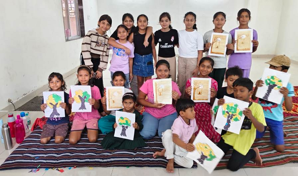 एम्पीरिया सैफायर ग्रीन के बच्चों ने गांव के बच्चों को सिखाई कला