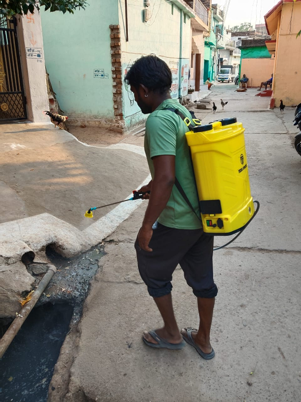 लोरमी नगर पालिका में मच्छरों के उन्मूलन हेतु सभी 18 वार्डों में रोस्टर बनाकर दवा का छिड़काव कार्य शुरू-