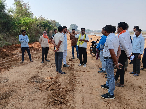 राजिम में सुबह से ही निर्माण कार्यो का मौका निरीक्षण के लिए बुलेट पर निकल गए विधायक रोहित 