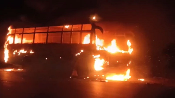 बालोद में बारातियों से भरी बस में लगी आग, खिड़की से कूदकर लोगों ने किसी तरह जान बचाई