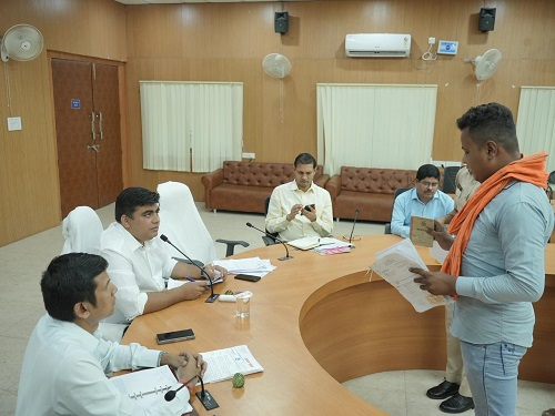 जनदर्शन में कलेक्टर कुणाल दुदावत ने सुनी आमजन की समस्याएं
