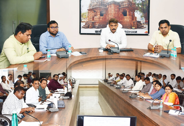 निर्माण कार्यों के लिए अनुकूल समय, तेजी से हो काम - कलेक्टर श्री गोपाल वर्मा