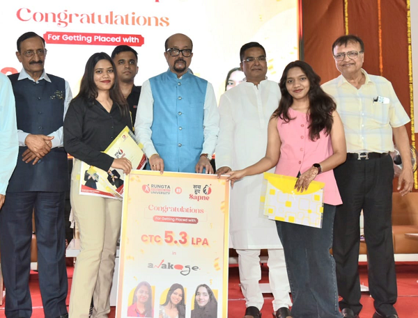 मैं&rsquo; से &rsquo;हम&rsquo; की यात्रा ही कामयाबी की कुंजी : राज्यपाल डेका