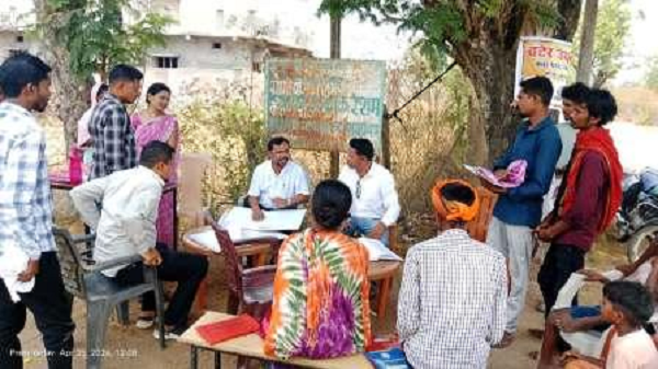 एसडीएम ने सैचुरेशन शिविरों में योजनाओं की दी जानकारी, जनगणना 2027 के लिए किया जागरूक