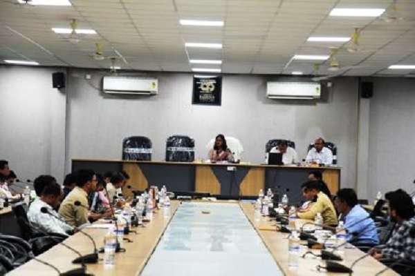 कलेक्टर ने साप्ताहिक समय-सीमा की बैठक में योजनाओं का शत प्रतिशत लाभ पहुंचाने पर दिया जोर