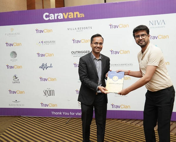 सैकड़ों ट्रेवल्स एजेंट्स में रायपुर के नवकार कम्युनिकेशन को गोल्डन एवार्ड