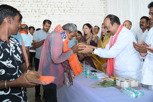 उप मुख्यमंत्री अरुण साव ने अंतर्राष्ट्रीय श्रमिक दिवस पर श्रमिक भाई-बहनों का किया सम्मान