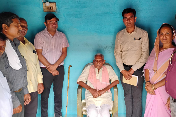 105 वर्षीय बिधून दास महंत एवं 103 वर्षीय जजमान सिंह कँवर ने बताया तुमान का ऐतिहासिक महत्व