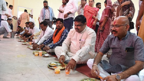कैबिनेट मंत्री गजेन्द्र यादव ने मजदूरों के साथ पंगत में बैठकर किया भोजन