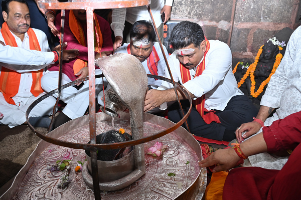 उप मुख्यमंत्री श्री विजय शर्मा, वन मंत्री श्री केदार कश्यप एवं सांसद श्री संतोष पाण्डेय ने भोरमदेव मंदिर में की पूजा-अर्चना  
