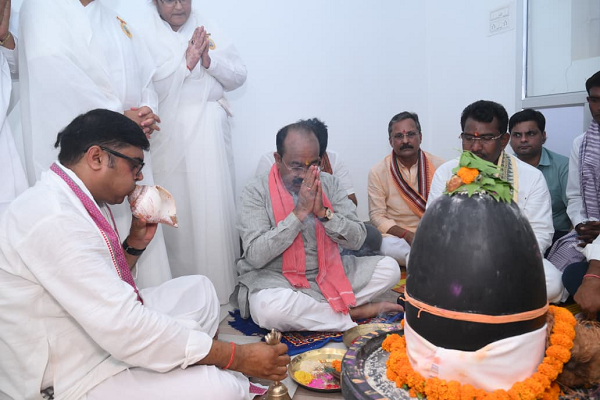 उप मुख्यमंत्री ने शिवलिंग की पूजा-अर्चना कर लिया आशीर्वाद, चित्र प्रदर्शनी का किया अवलोकन