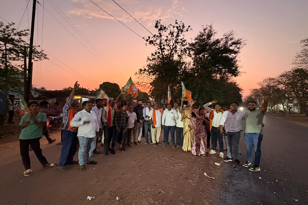 तीन राज्यों के विधानसभा में भाजपा के प्रचंड जीत पर बिन्द्रानवागढ़ मंडल के अध्यक्ष के नेतृत्व में भाजपाइयों ने मनाया जश्न  