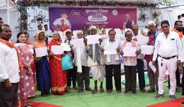 जनसमस्या निवारण शिविर में शासन के जनकल्याणकारी योजनाओं से लाभान्वित हुए ग्रामीण व हितग्राही