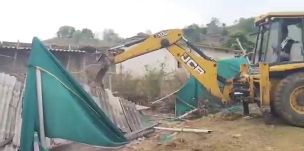 अंबिकापुर में रिजर्व फॉरेस्ट पर चला बुलडोजर, 200 एकड़ वनभूमि से हटाया जा रहा अवैध कब्जा