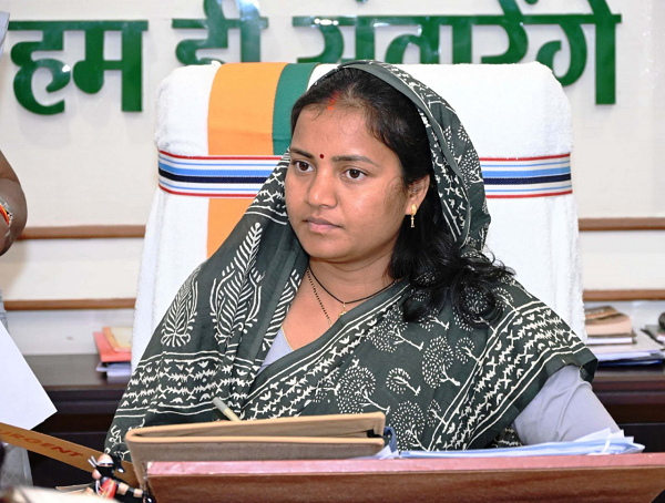 हाथी के हमले में जान गंवाने वाले ग्रामीणों के परिजनों को त्वरित राहत