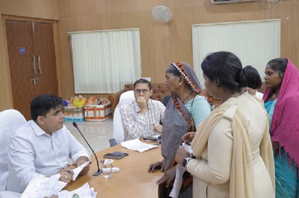 जनदर्शन में कलेक्टर कुणाल दुदावत ने सुनी आमनागरिकों की समस्याएं