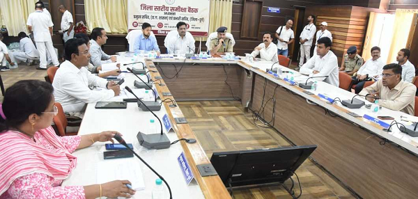  &rsquo;अधिकारी-कर्मचारी अनुशासित और संकल्पित होकर विकसित छत्तीसगढ़ के लिए करें काम: प्रभारी सचिव श्री बोरा&rsquo;