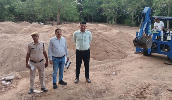अवैध रेत भण्डारण पर की गई कड़ी कार्रवाई