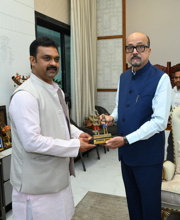 राज्यपाल श्री डेका से केन्द्रीय ग्रामीण विकास राज्य मंत्री श्री पासवान ने किया सौजन्य भेंट