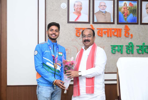  उप मुख्यमंत्री श्री अरुण साव से छत्तीसगढ़ के अंतरराष्ट्रीय शूटर दिव्यांशु ने की मुलाकात