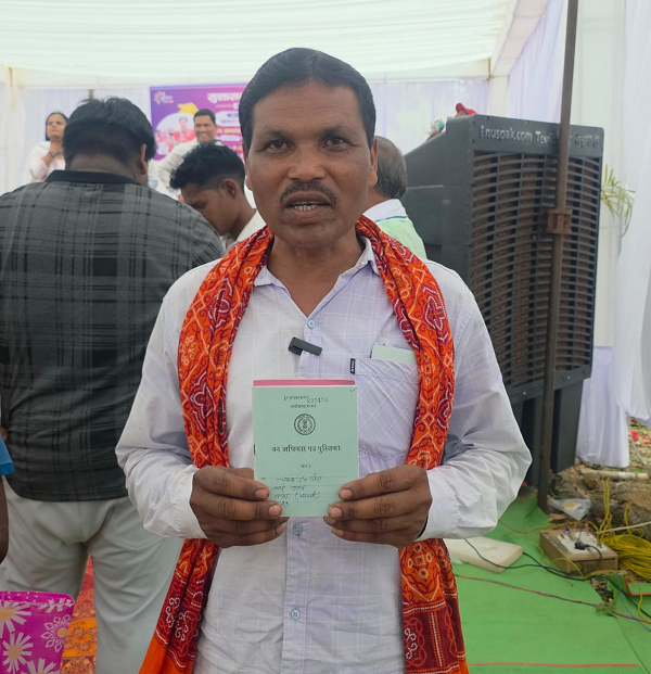 सुशासन तिहार में चमरू तिर्की को मिला वन अधिकार पत्र, खेती-किसानी को मिला नया संबल