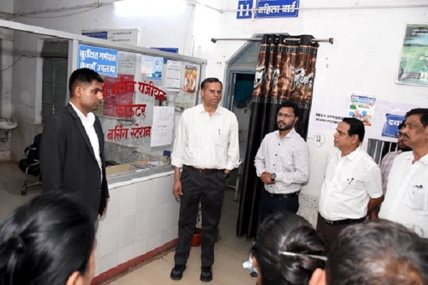 संभागायुक्त एवं कलेक्टर ने छुरिया में सामुदायिक स्वास्थ्य केन्द्र एवं जनपद पंचायत कार्यालय का किया आकस्मिक निरीक्षण