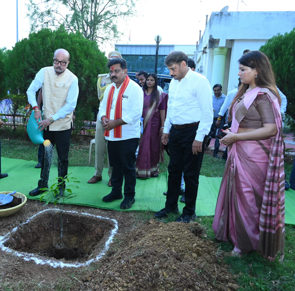 राज्यपाल श्री रमेन डेका ने किया पौधरोपण, कलेक्ट्रेट परिसर में रोपा आम का पौधा, पर्यावरण संरक्षण का दिया संदेश 
