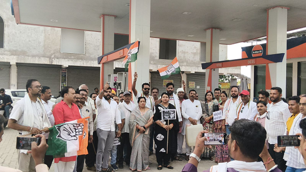 पेट्रोल डीजल की बढ़ती कीमतों को लेकर शुभ पेट्रोल पंप नहर के पास प्रदर्शन किया गया 