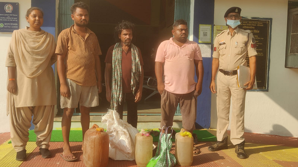 गरियाबंद पुलिस की बड़ी कार्यवाही तीन अलग-अलग प्रकरणों में कुल 52 लीटर अवैध महुआ शराब जप्त, तीन आरोपी गिरफ्तार