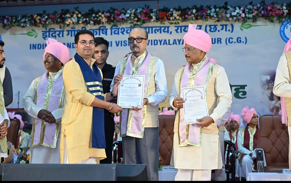 IGKV दीक्षांत समारोह: जिले के पहले कृषि अभियंता सौरभ देवांगन को पीएचडी की उपाधि