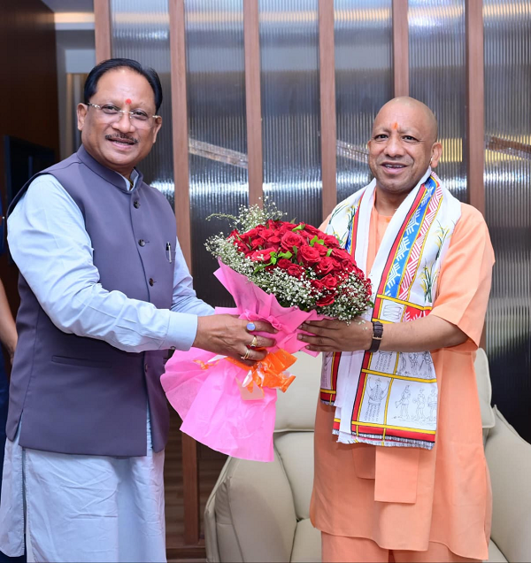 मुख्यमंत्री ने उत्तर प्रदेश के मुख्यमंत्री श्री योगी आदित्यनाथ का किया आत्मीय स्वागत