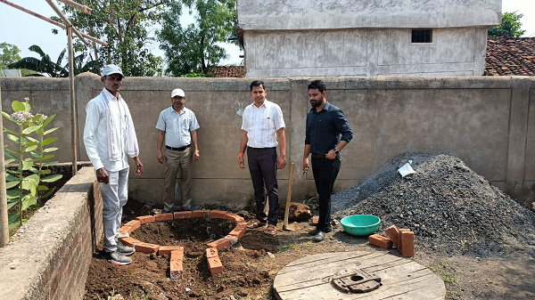 सोखता गड्ढा में श्रमदान कर सीईओ श्री अभिषेक अग्रवाल ने जल संरक्षण कि अपील की