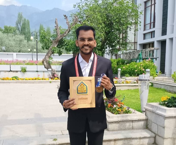सारधा के आयुष सिंह ने जम्मू-कश्मीर में आयोजित यंग लीडर डायलॉग एवं यूथ आरोहण में छत्तीसगढ़ का बढ़ाया मान