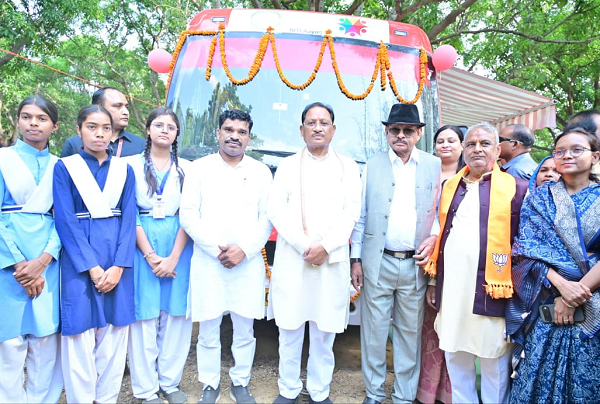 मुख्यमंत्री श्री विष्णु देव साय ने &lsquo;कामयाबी वेन&rsquo; को दिखाई हरी झंडी : दूरस्थ गांवों के विद्यार्थियों तक पहुंचेगी डिजिटल शिक्षा की नई रोशनी
