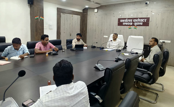 घर-घर पहुंच रहा निर्वाचन दल, हर पात्र नागरिक को मिलेगा एपिक कार्ड : कलेक्टर अमित कुमार