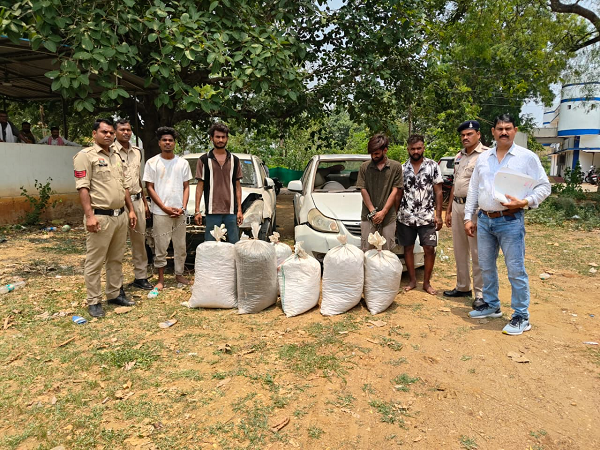 गरियाबंद पुलिस की बड़ी कार्यवाही 01 क्विंटल  56 किलो ग्राम अवैध गांजा मादक पदार्थ के साथ विधि से संघर्षरत बालक सहित 05 अंतर्राज्यीय तस्कर को किया गया गिरफ्तार।