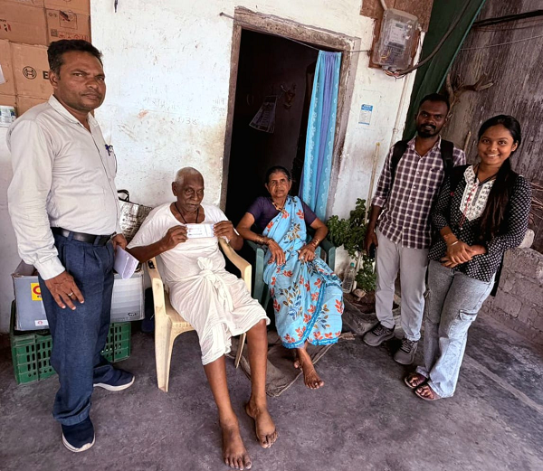सुशासन तिहार 2026 : चलने में असमर्थ बुजुर्गों के द्वार पहुंची स्वास्थ्य विभाग की टीम, घर बैठे बन रहे आयुष्मान वय वंदन कार्ड