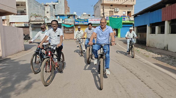 निगम आयुक्त ने साइकिल से किया वैशाली नगर का निरीक्षण, व्यवस्थाओं का लिया जायजा