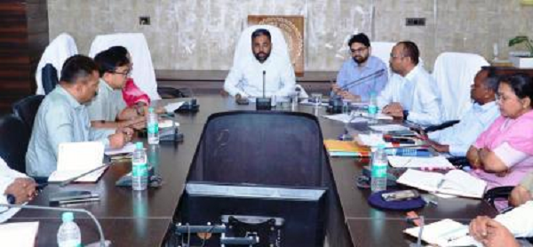 निर्माण कार्यों का समय-सीमा के भीतर पूर्ण कराएं : कलेक्टर