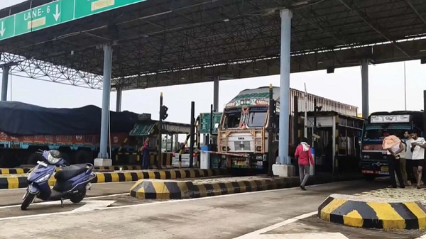 जशपुर में मौसम का कहर: बिजली गिरने से टोल सिस्टम ठप, आंधी-ओलावृष्टि से तबाही